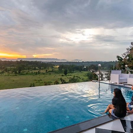 Stayvista'S Vine & Splash - Riverside Villa With An Infinity Pool And Indoor Games Karjat Exteriér fotografie