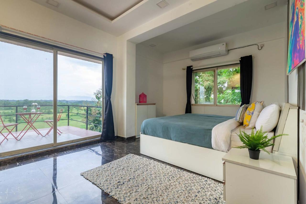 Stayvista'S Vine & Splash - Riverside Villa With An Infinity Pool And Indoor Games Karjat Exteriér fotografie
