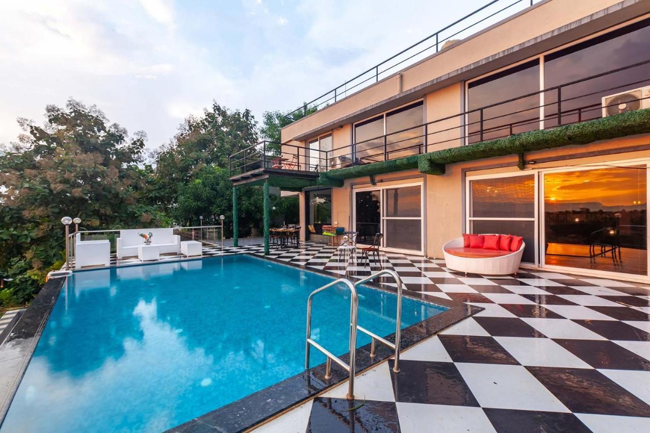 Stayvista'S Vine & Splash - Riverside Villa With An Infinity Pool And Indoor Games Karjat Exteriér fotografie