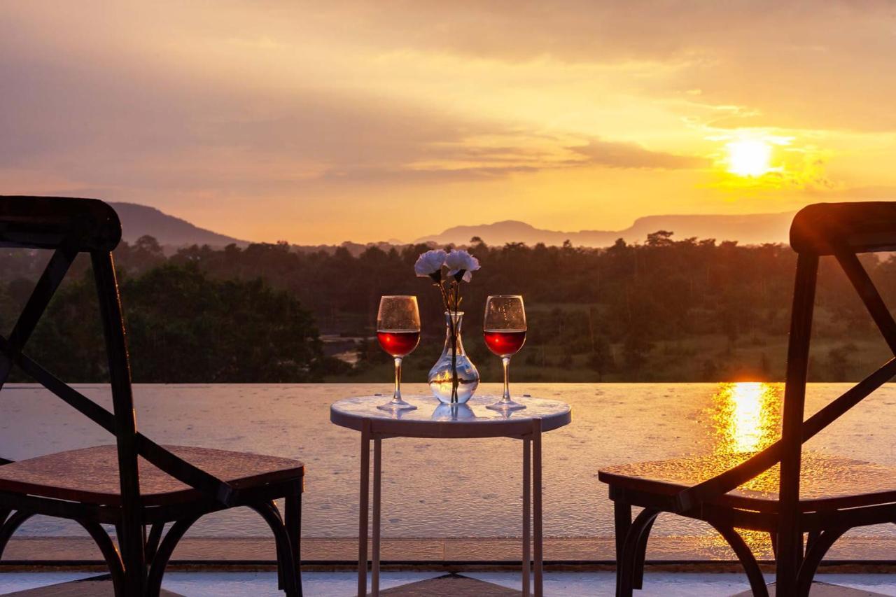 Stayvista'S Vine & Splash - Riverside Villa With An Infinity Pool And Indoor Games Karjat Exteriér fotografie