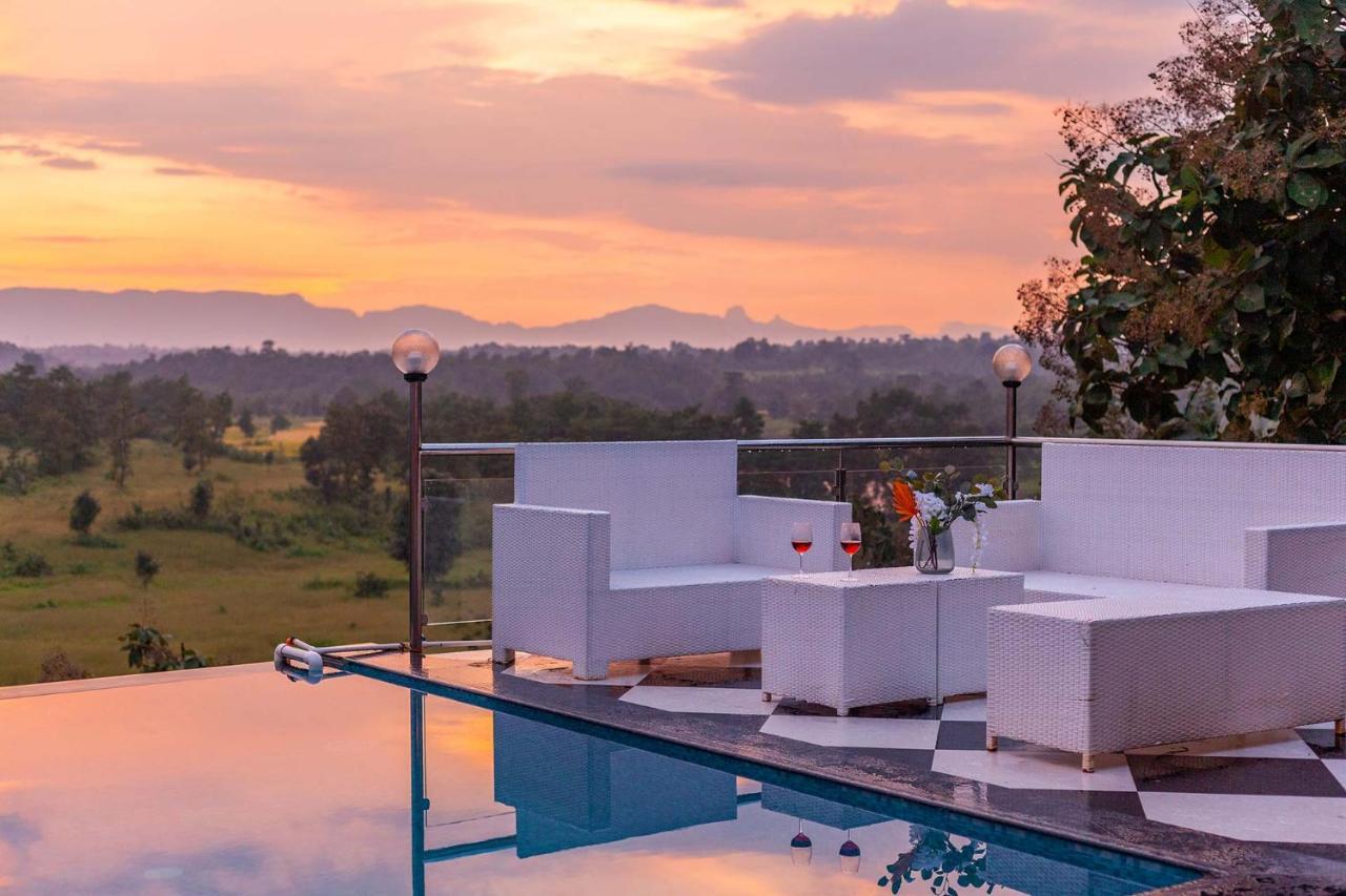 Stayvista'S Vine & Splash - Riverside Villa With An Infinity Pool And Indoor Games Karjat Exteriér fotografie