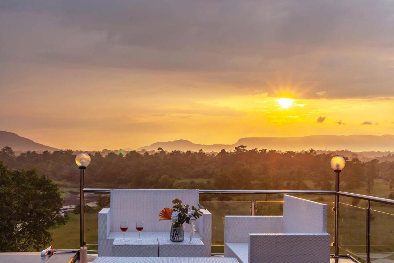 Stayvista'S Vine & Splash - Riverside Villa With An Infinity Pool And Indoor Games Karjat Exteriér fotografie
