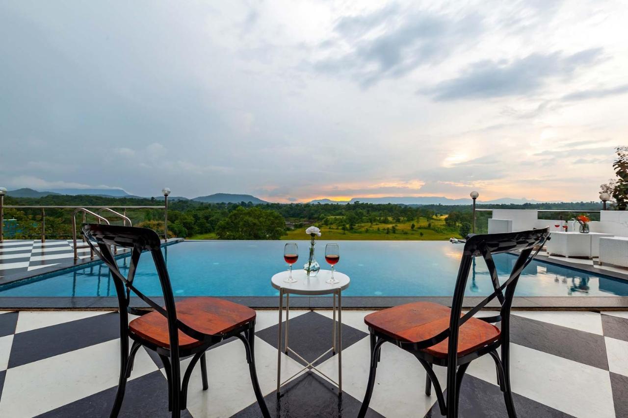 Stayvista'S Vine & Splash - Riverside Villa With An Infinity Pool And Indoor Games Karjat Exteriér fotografie