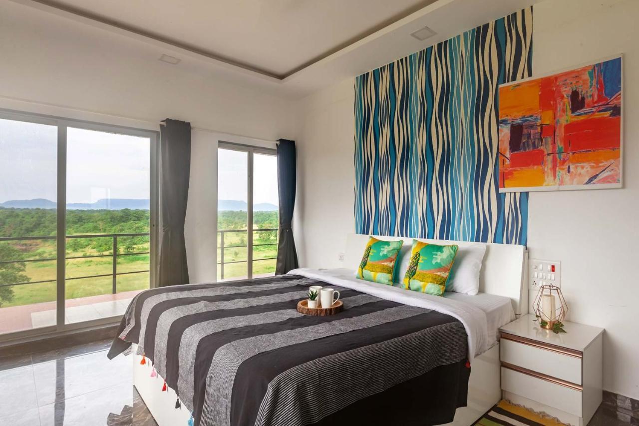 Stayvista'S Vine & Splash - Riverside Villa With An Infinity Pool And Indoor Games Karjat Exteriér fotografie