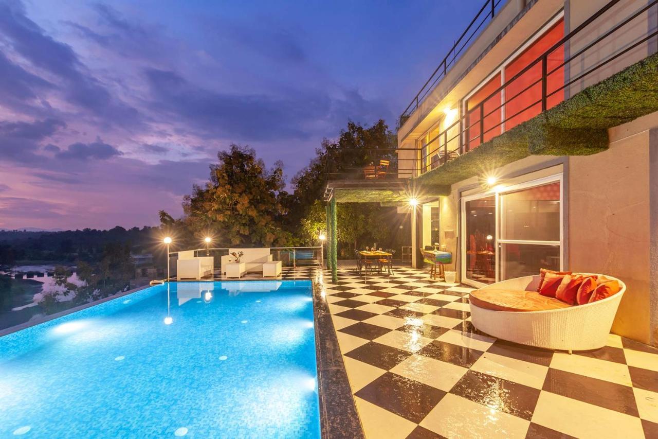 Stayvista'S Vine & Splash - Riverside Villa With An Infinity Pool And Indoor Games Karjat Exteriér fotografie