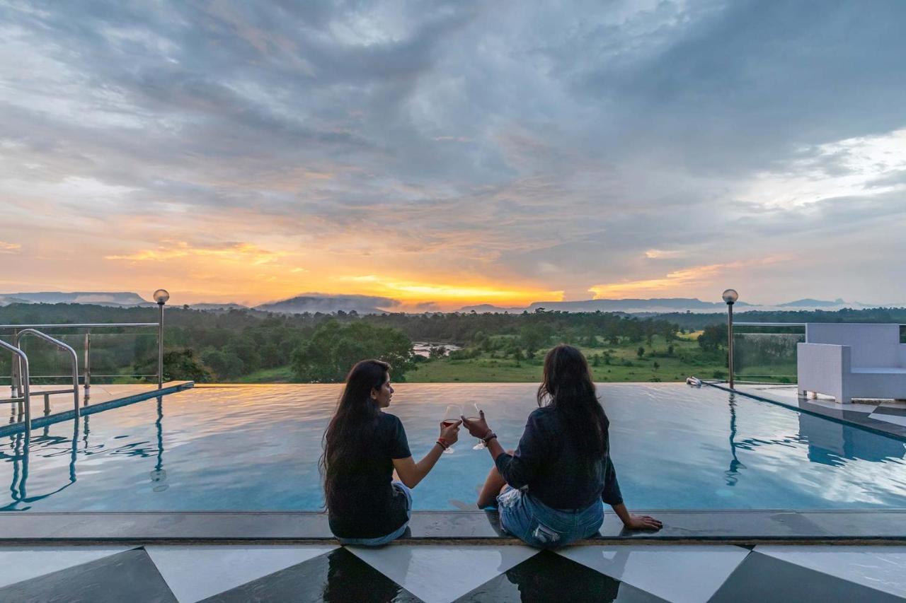 Stayvista'S Vine & Splash - Riverside Villa With An Infinity Pool And Indoor Games Karjat Exteriér fotografie