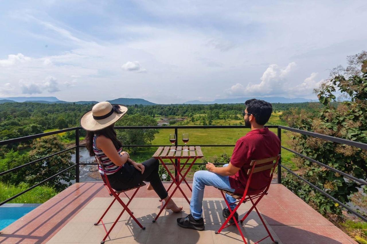 Stayvista'S Vine & Splash - Riverside Villa With An Infinity Pool And Indoor Games Karjat Exteriér fotografie